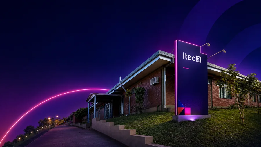 Composición gráfica del edificio del ITEC 3 con iluminación fucsia